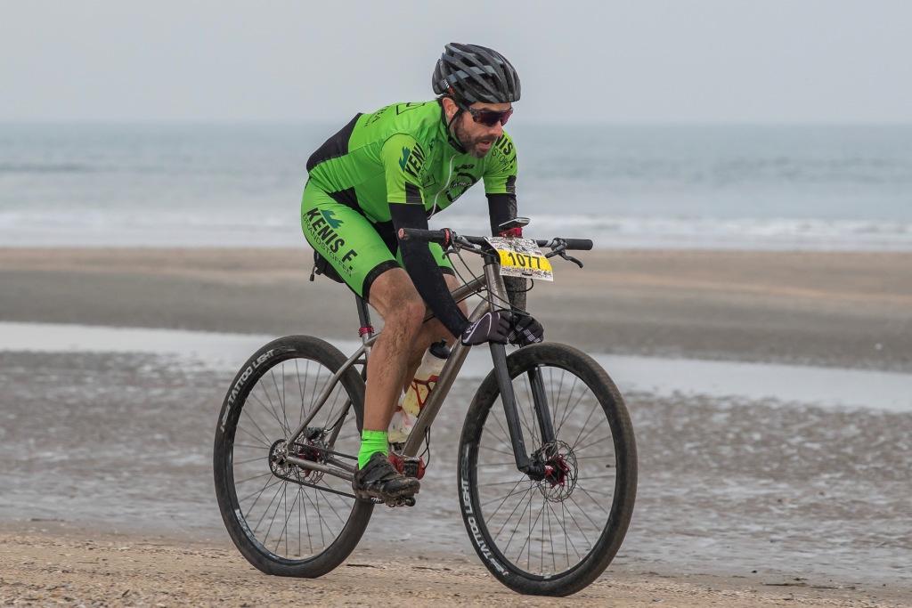 Pilot-rider on beach racing